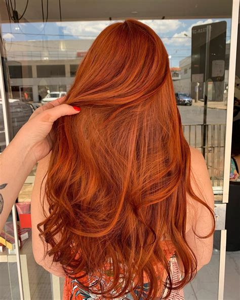 El pelo color cobrizo, como la mayoría de los rojos, suele lavarse rápido. Para prolongar la durabilidad del tinte, podés adoptar un shampoo matizador rojo en tu rutina de cuidado. Se recomienda usarlo una vez por semana y dejarlo actuar unos 10 minutos antes de enjuagar. 